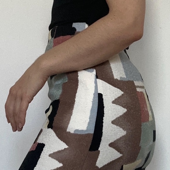 Midi/mini skirt- gently used. Has a lining and front pockets. - Picture 5 of 6